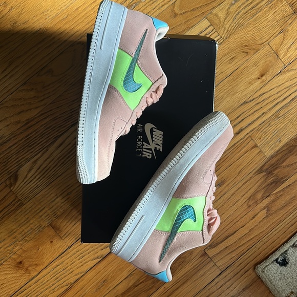 Very different Womens Nike Air Force 1 ‘07 SE - Picture 6 of 13